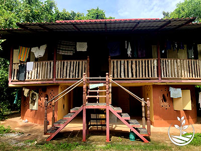 construction naturelle, woofing, construire en thailande avec des briques de terre, permaculture, stage