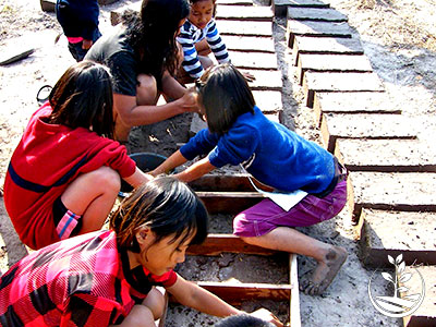 construction naturelle, woofing, construire en thailande avec des briques de terre, permaculture, stage