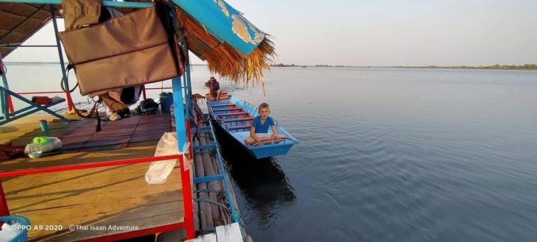 Manger en famille sur le Nam Phan Lake Udon Thani