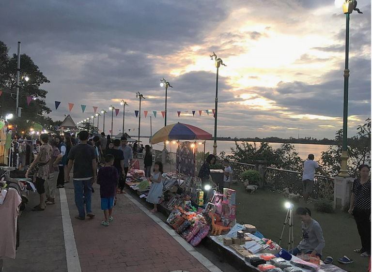Le samedi soir est le point culminant de la semaine pour les habitants de Nong Khai, et l'endroit où se rendre est le marché nocturne sur la route Tha Sadet