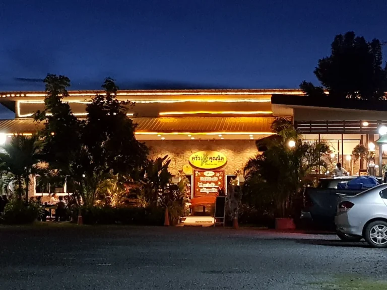 Le Krua Khun-Nid est une adresse emblématique d’Udon Thani, réputée pour son authenticité, sa cuisine familiale et la justesse de ses saveurs traditionnelles.
