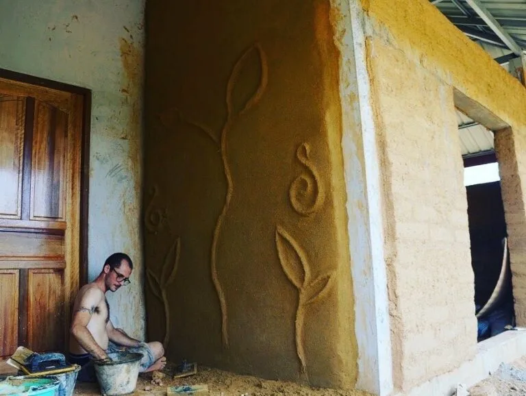 Finition des murs en construction naturelle. Thème nature.