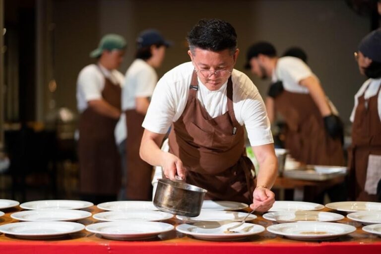 Num est le propriétaire et chef cuisinier de Samuay and Sons, le restaurant isan-thaï contemporain très réputé situé dans le centre agricole d'Udon Thani.