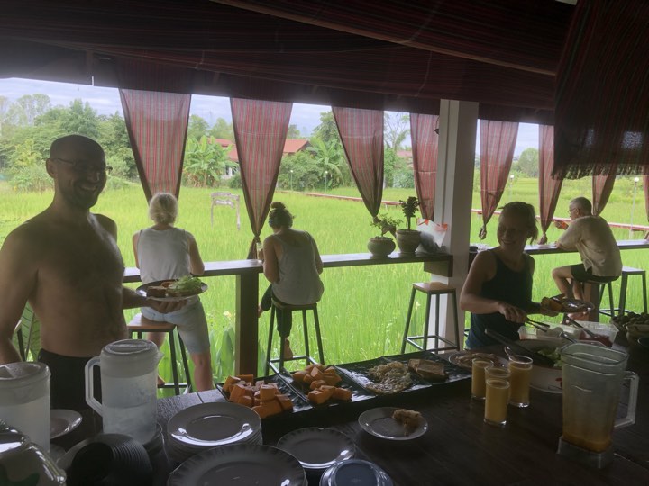 Déguster un bon repas en regardant le riz pousser à vos pieds...