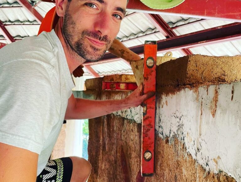 Aun et Manu sont de fervents défenseurs d'un mode de vie sain et écologique et vous proposent une initiation à l'éco construction lors de votre séjour Woofing
