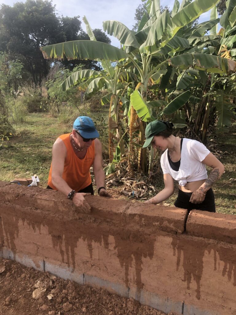 Lorsqu’elles sont utilisés pour la construction, les briques Adobe sont déposées dans un mur à l’aide d’un mortier de terre.
