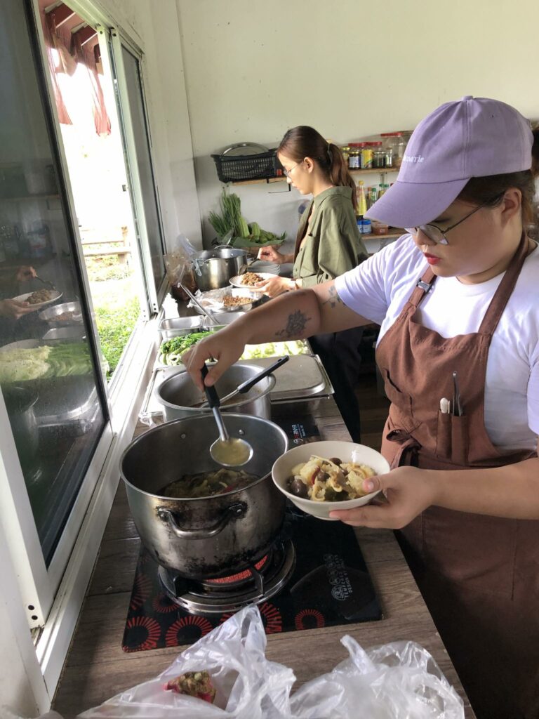 Au premier plan, une délicieuse soupe aux champignons