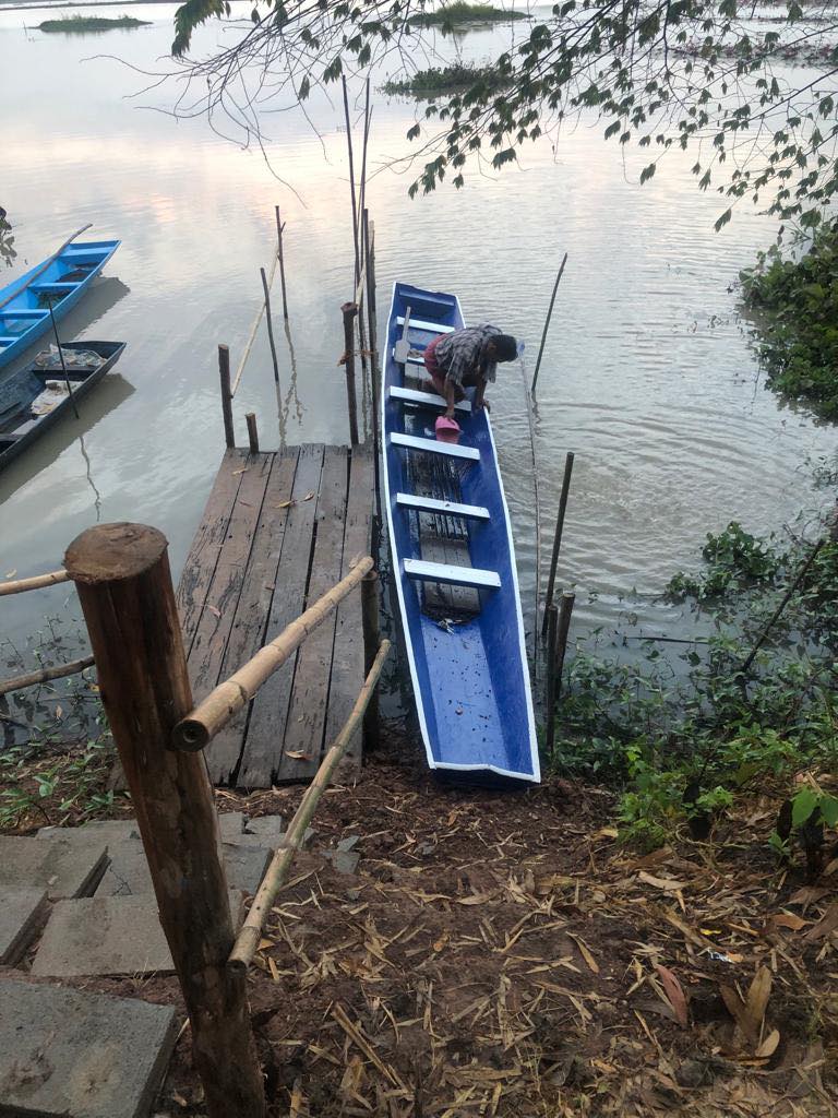 Les jolis bateaux bleus vous attendent pour une balade sur le lac des lotus rouges près de Nong Khai