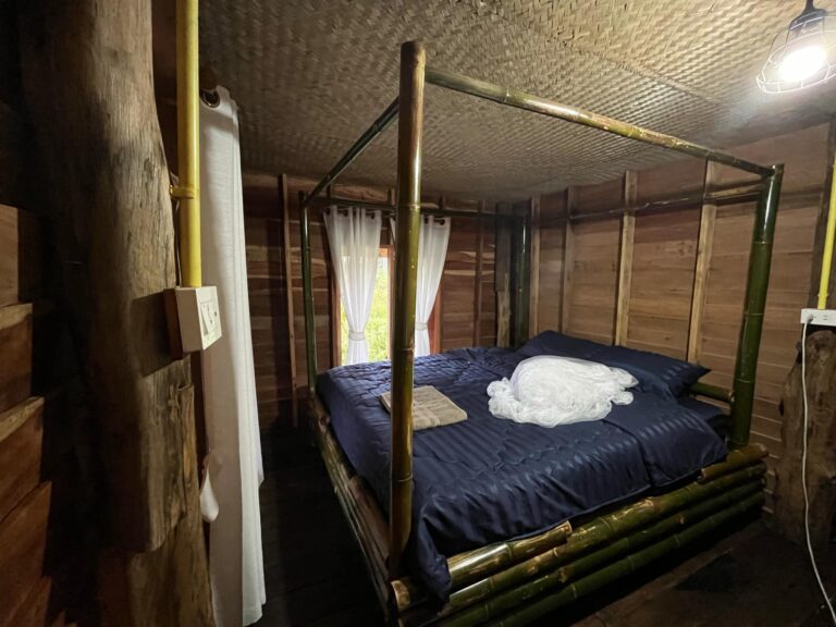 Dormez dans un lit en bambou avec moustiquaire à l'ancienne