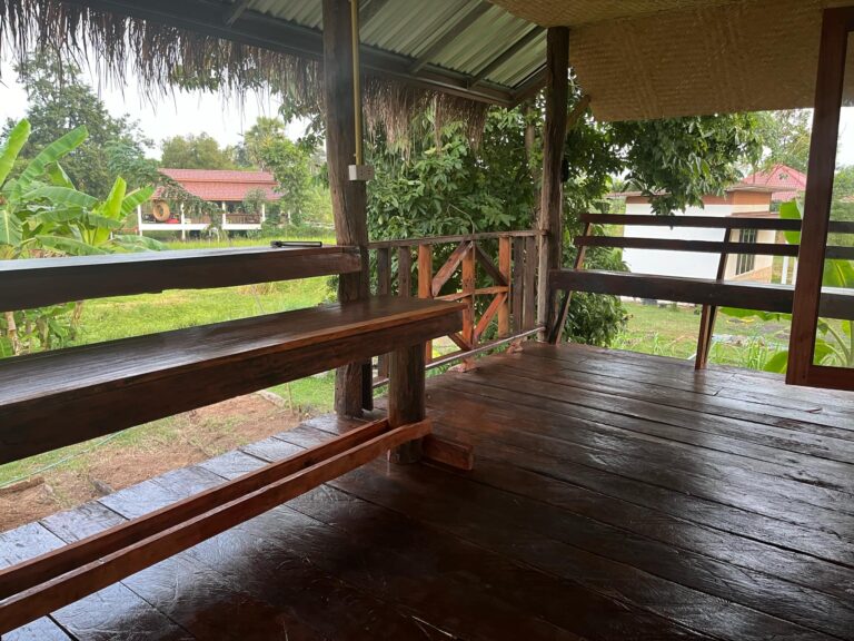 Une belle terrasse tout autour pour profiter de l'immersion dans la nature