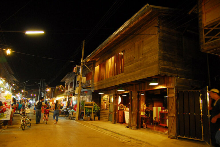 Chiang Khan le soir, une rue sans voiture