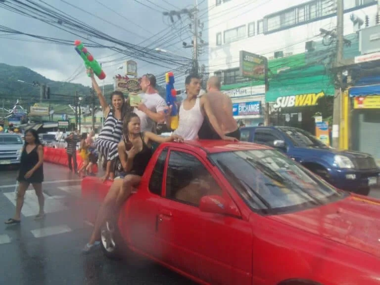 Suwan et son équipe prête pour la bataille de l'eau !