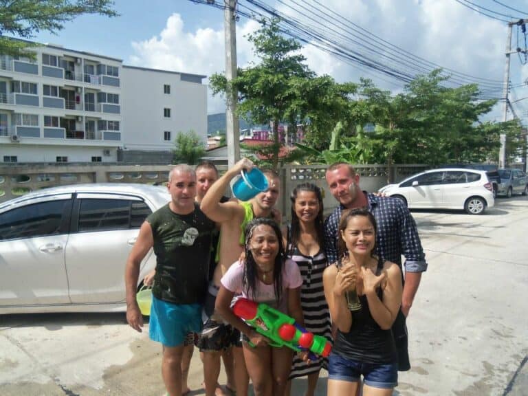 Les sourires vainqueurs, Songkran c'est amusant !