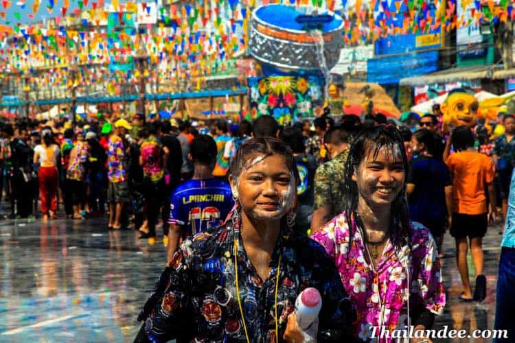 Le Songkran à Bangkok. Merci thailandee.com