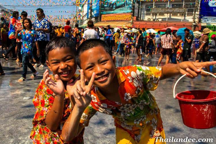Songkran, le festival de l'eau pour la joie des enfants. Merci thailandee.com