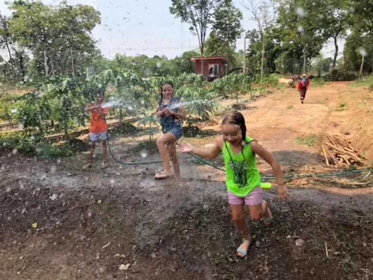 Songkran à la Suwan Organic Farmstay, les enfants adorent !