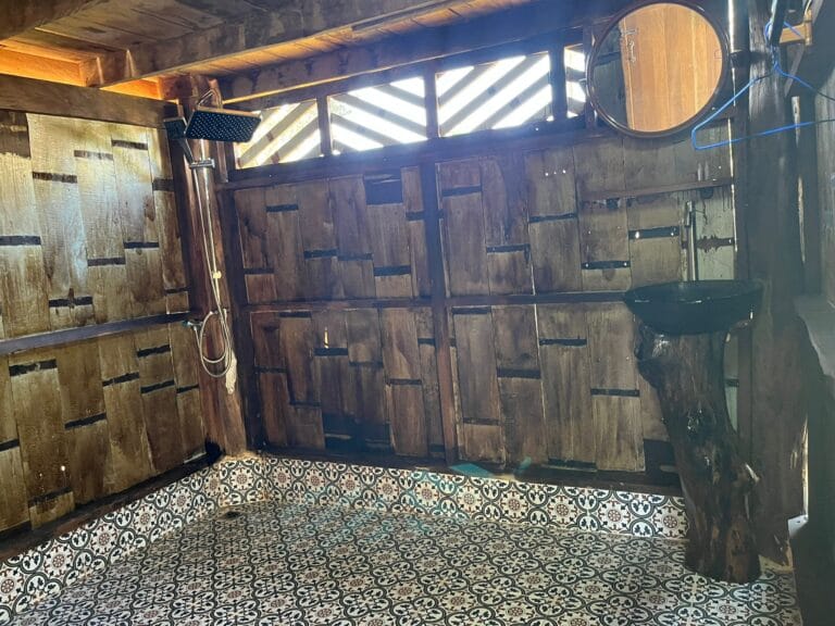 Salle de bain Bungalows Isan traditionnels. Lavabo et douche