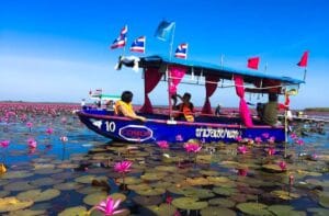 En bateau sur le lac des lotus rouges, Udon Thani