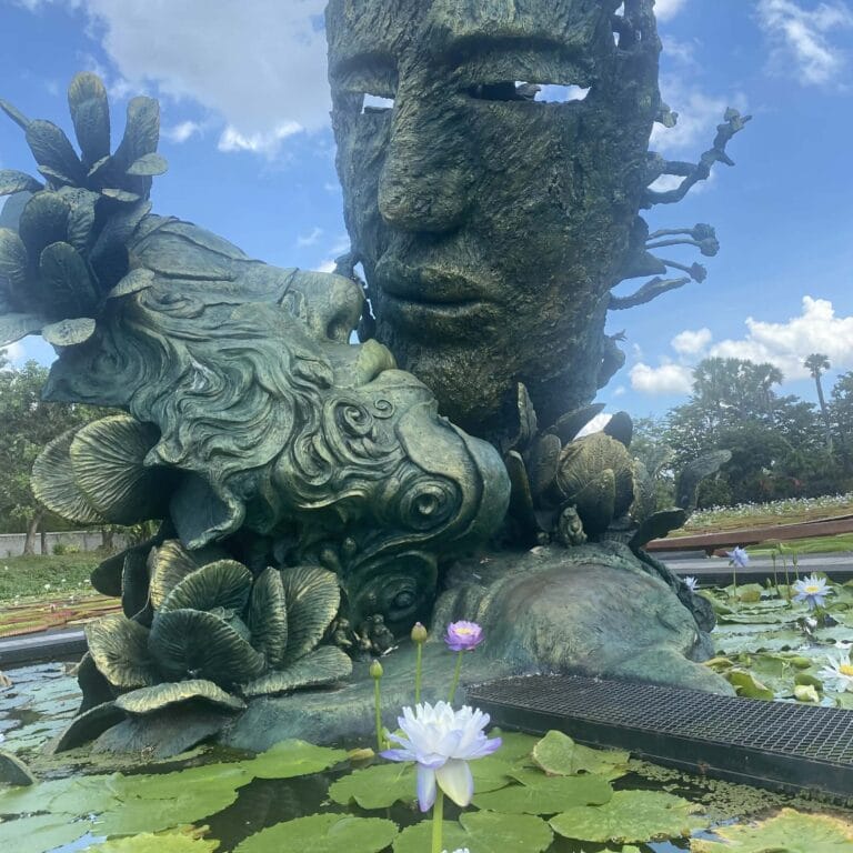 Nong Khai, Giant Lotus Park