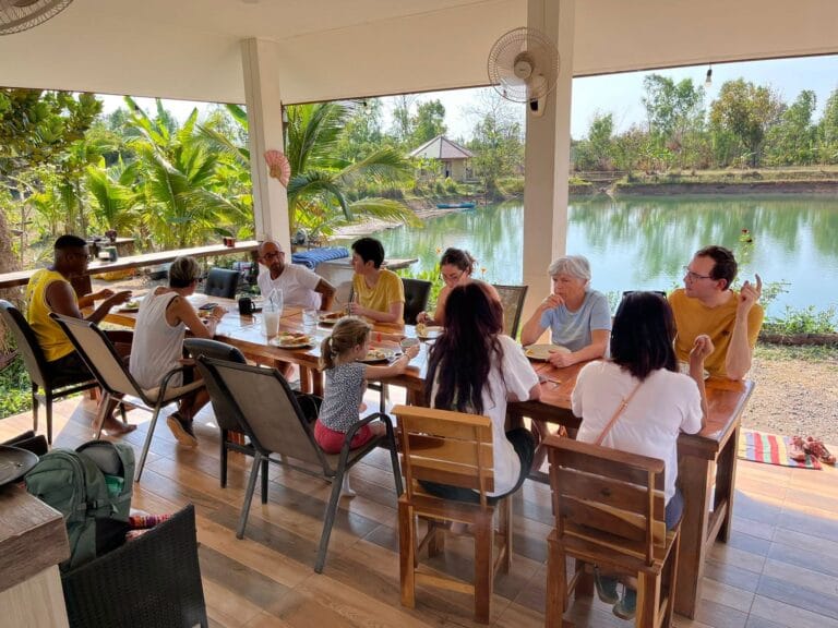 Repas convivial et bio à la Suwan Organic Farmstay