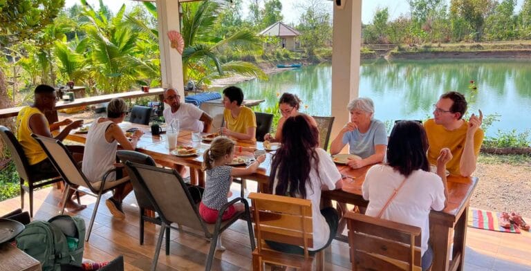 Plutôt qu’un hébergement touristique classique, nous proposons une immersion dans la vie rurale thaïlandaise, avec des activités et des repas liés à la ferme.