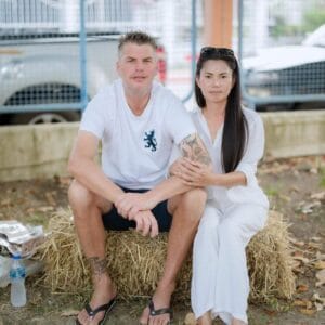 Bonjour, je m’appelle Manu, je suis d’origine belge. Voici mon adorable épouse thaïlandaise Suwan et une de nos filles...