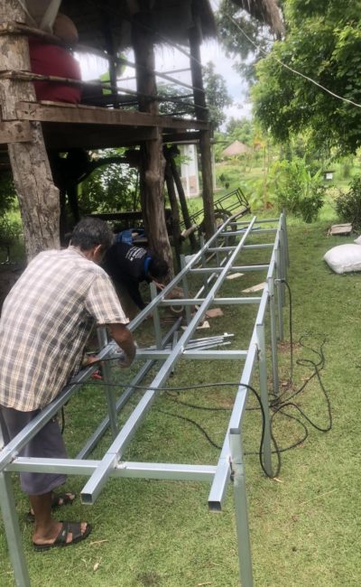 307486121_1033324480673261_8224490384818481876_n Nous avons donc décidé cette fois de faire la structure de la nurserie en métal ainsi que les tables de cultures .